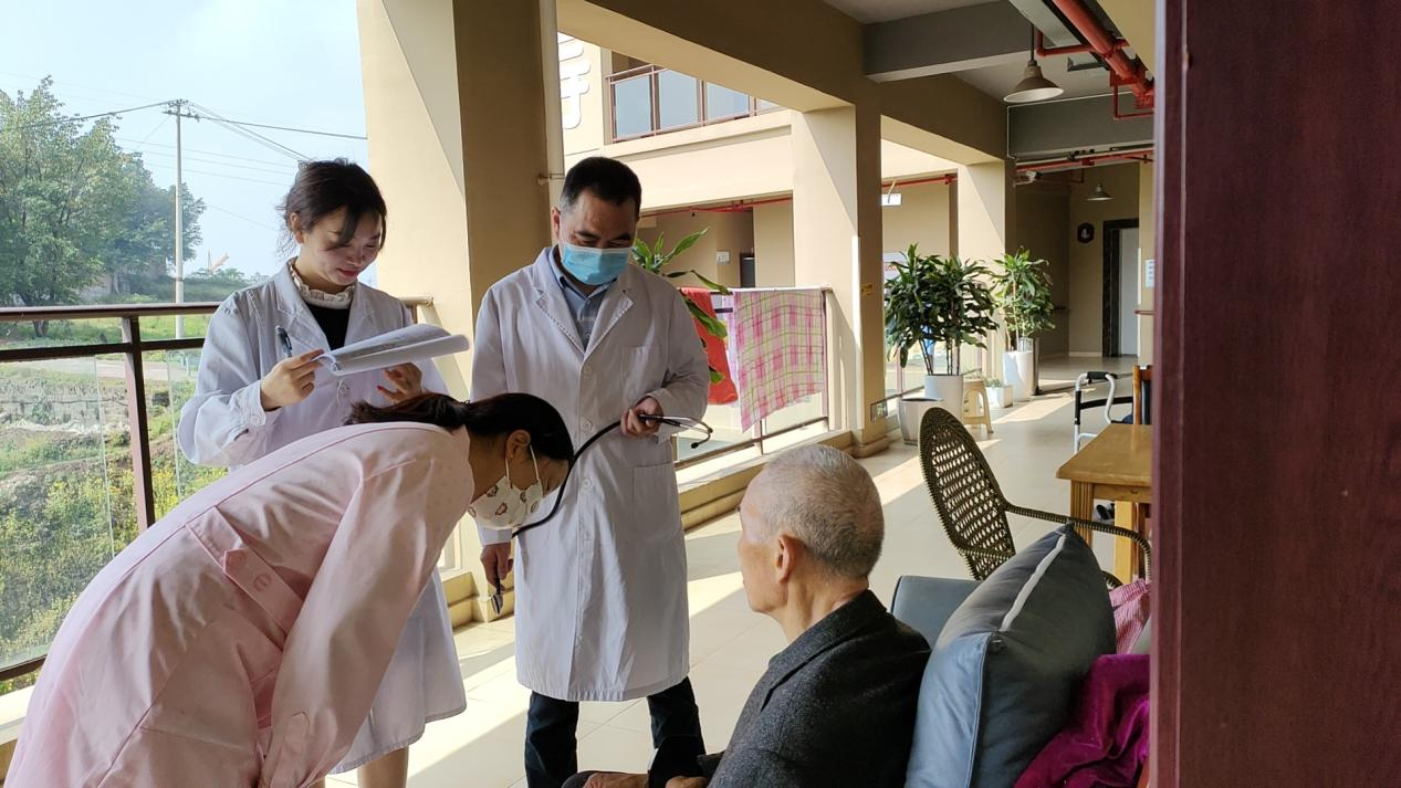 为什么越来越多的老人愿意去养老院养老？