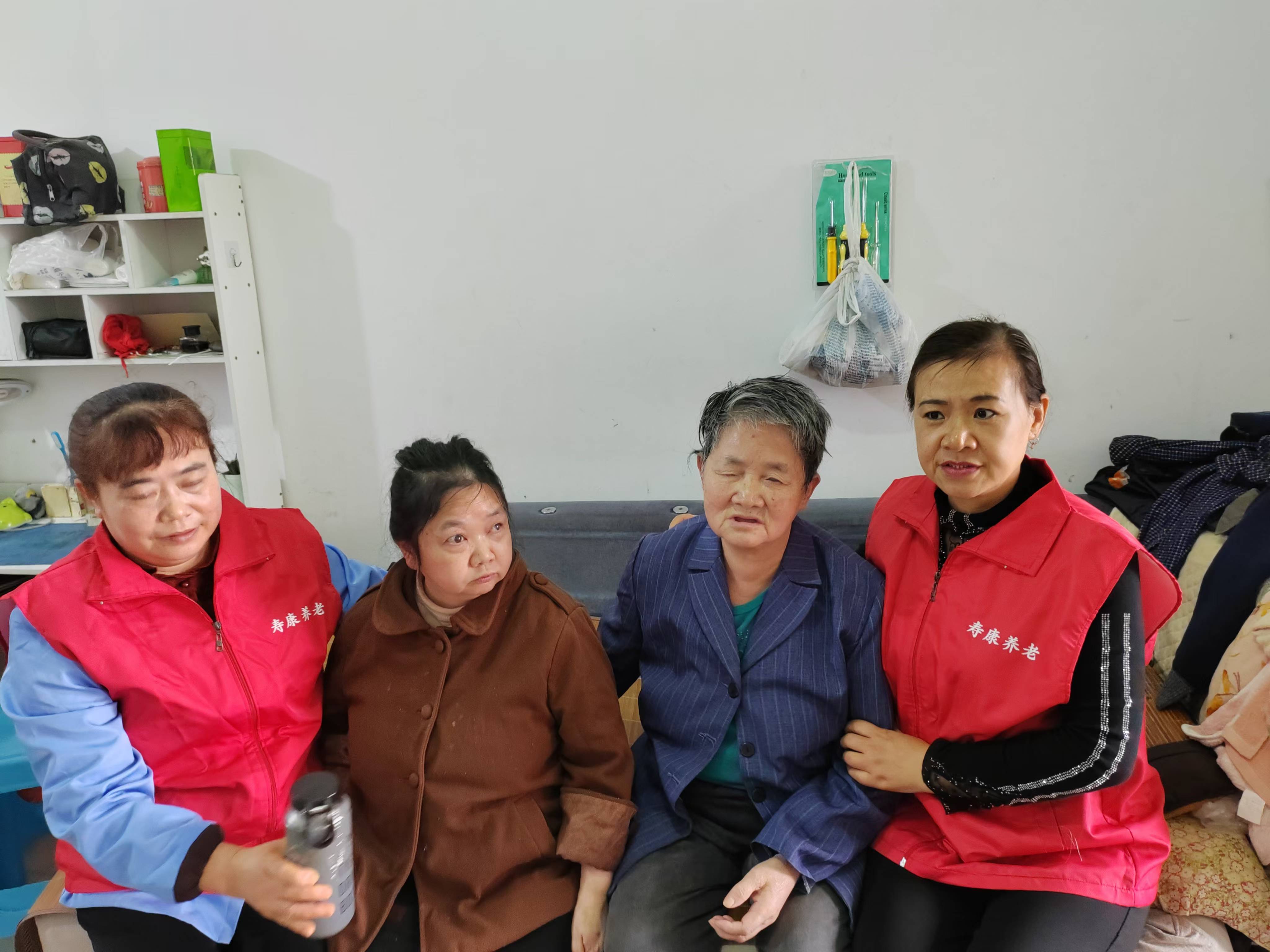 关爱失明老人，传递温暖力量